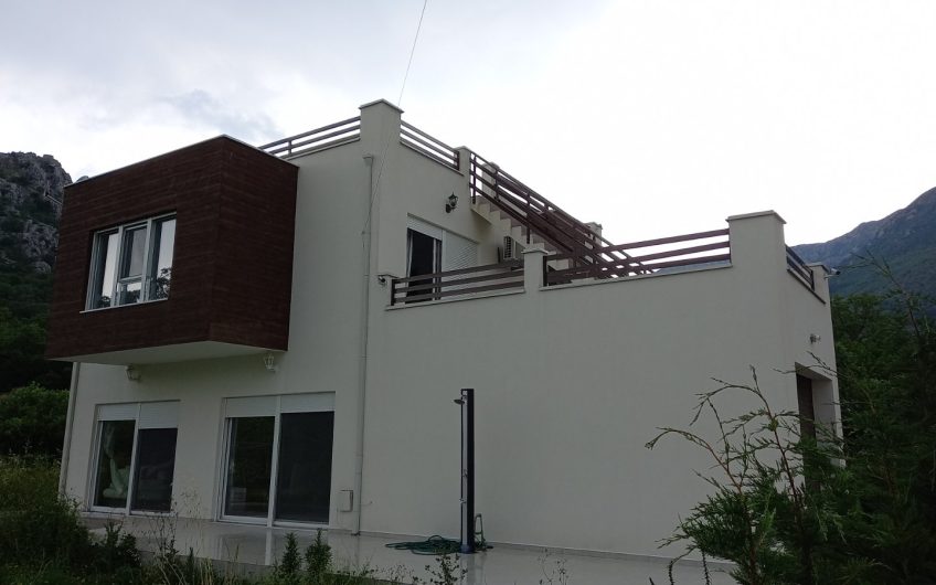 Two-storey house with roof terrace in Sutomore, 220 m²