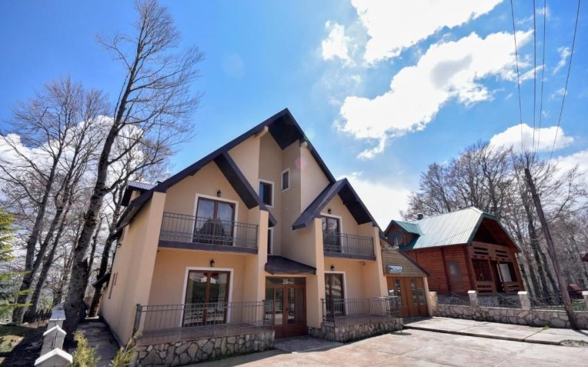Three-storey appartment house in Motički Gaj, 400 m²