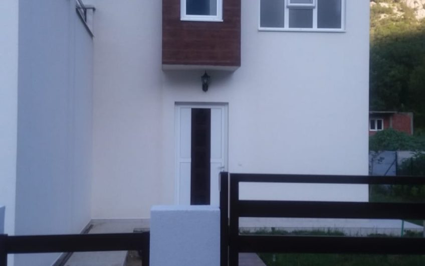 Two-storey house with roof terrace in Sutomore, 220 m²