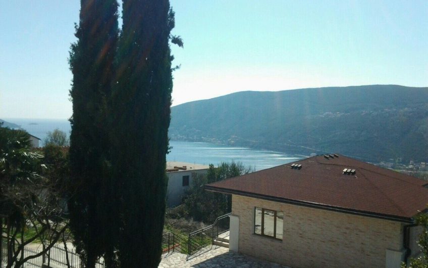 Two-storey house near sea in Igalo, 244 m²