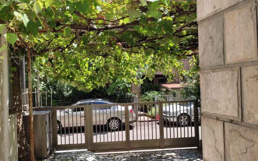 Large three-storey house in center of Budva, 300 m²