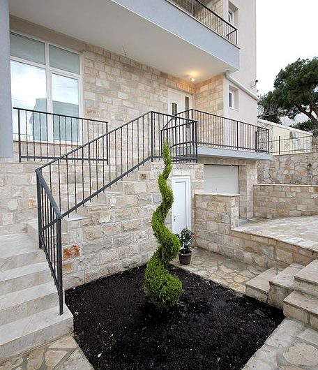 New three-storey family villa with seaview in Šušanj, 320 m²