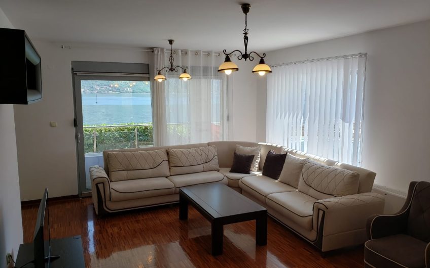 Luxurious three-room apartment by the sea in Donji Stoliv, 105 m²