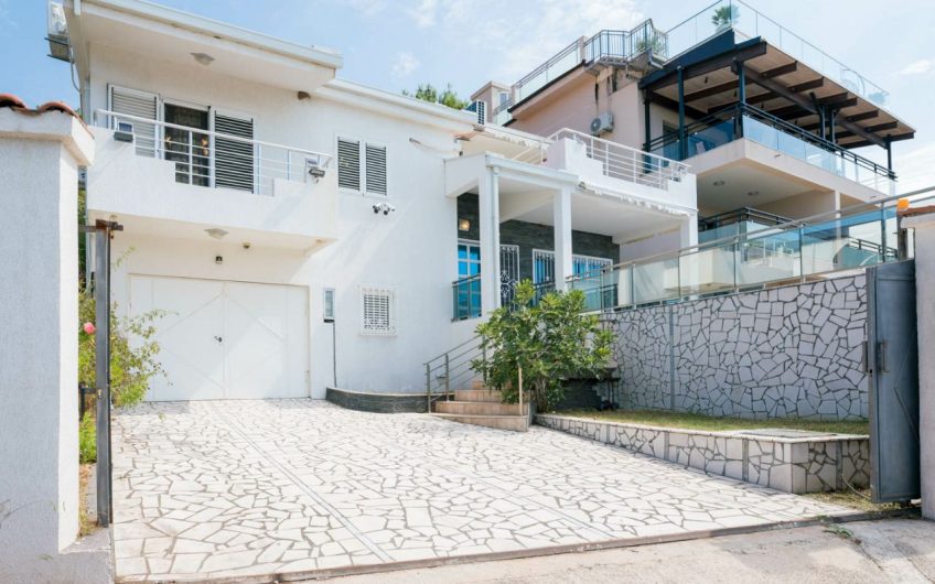 Two-storey house with sea view and pool in Šušanj, 200 m²