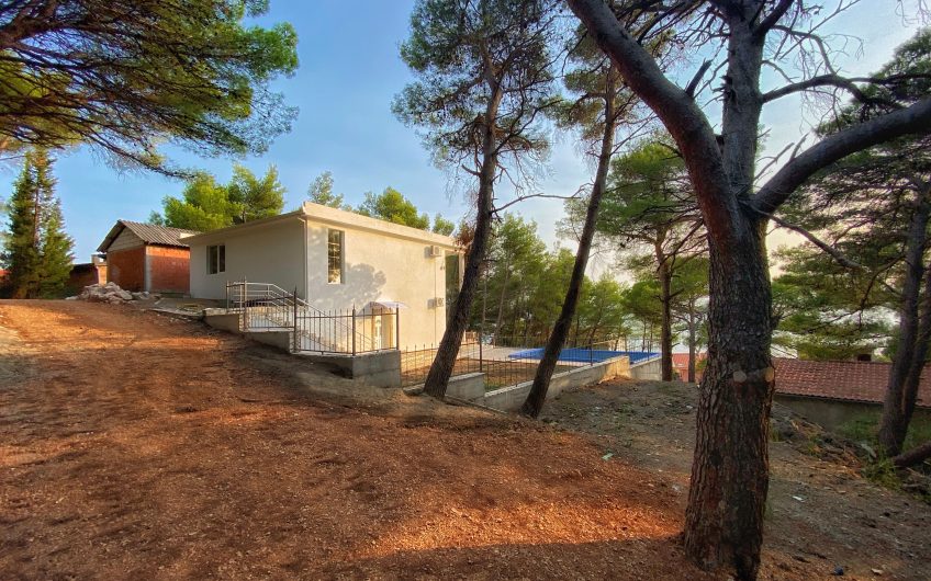 Two-storey villa with pool and seaview in Zeleni Pojas, 140 m²