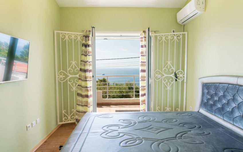 Two-storey house with sea view and pool in Šušanj, 200 m²