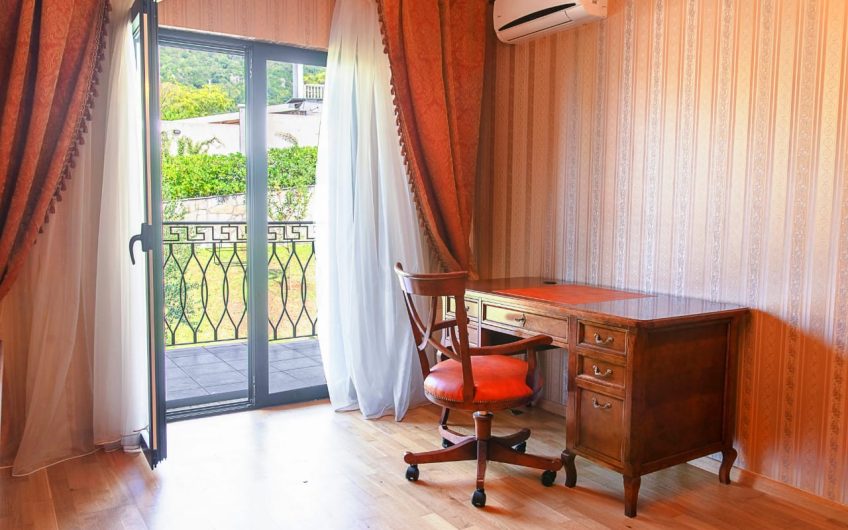Two-storey house with pool in Lastva Grbaljska, 178 m²