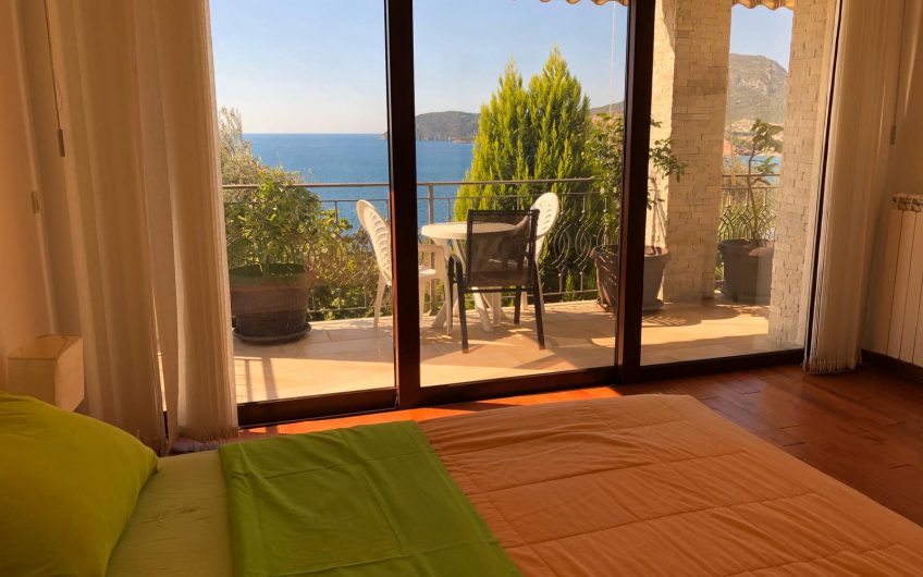 Three-storey villa near sea in Sutomore, 450 m²