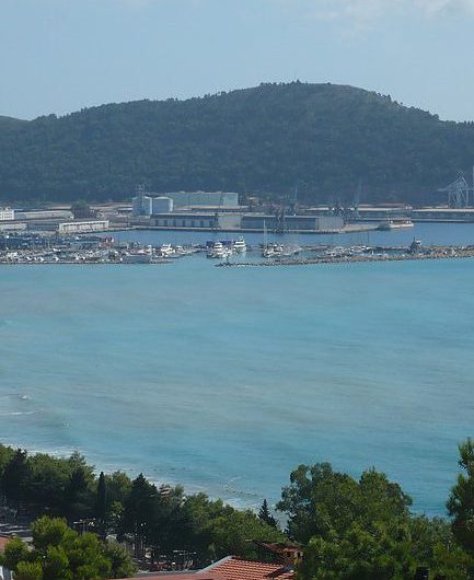 New three-storey family villa with seaview in Šušanj, 320 m²
