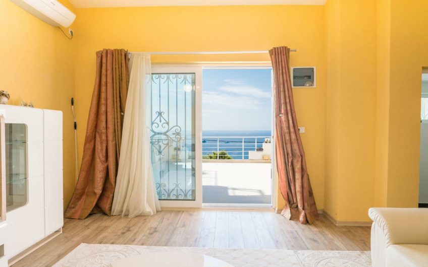Two-storey house with sea view and pool in Šušanj, 200 m²
