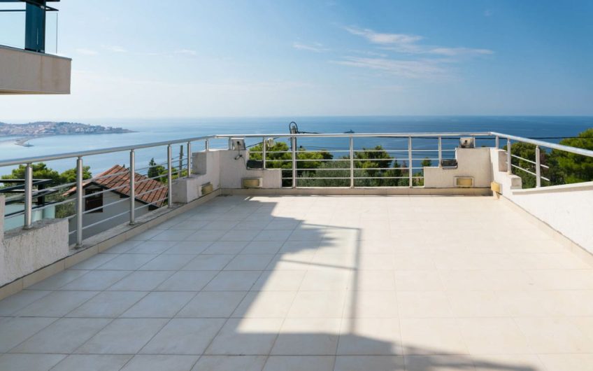 Two-storey house with sea view and pool in Šušanj, 200 m²