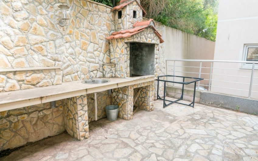 Two-storey house with sea view and pool in Šušanj, 200 m²