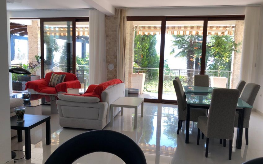 Three-storey villa near sea in Sutomore, 450 m²