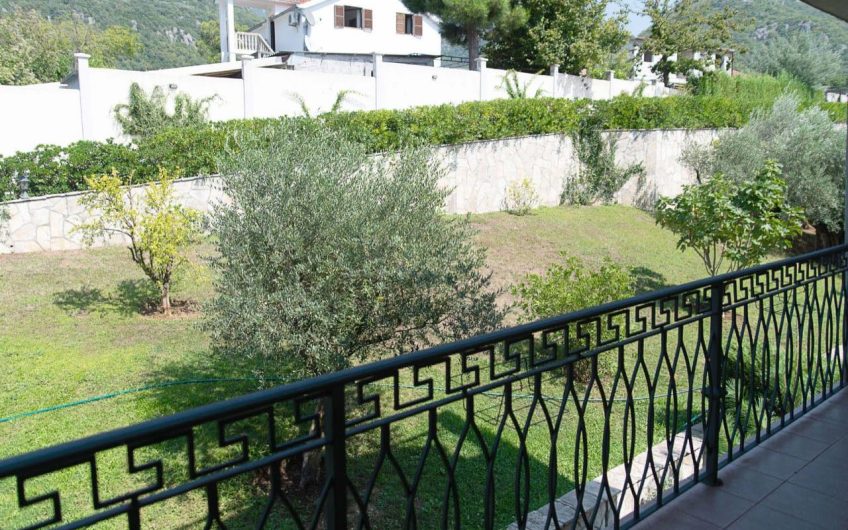 Two-storey house with pool in Lastva Grbaljska, 178 m²