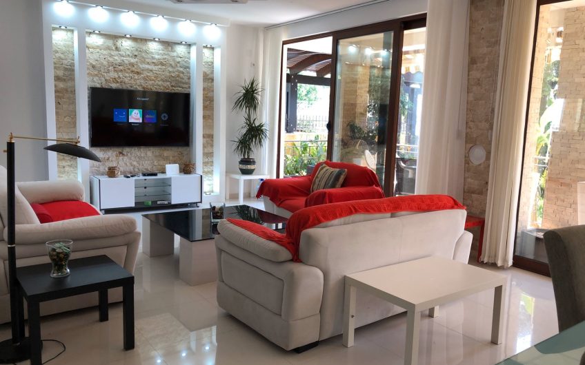 Three-storey villa near sea in Sutomore, 450 m²