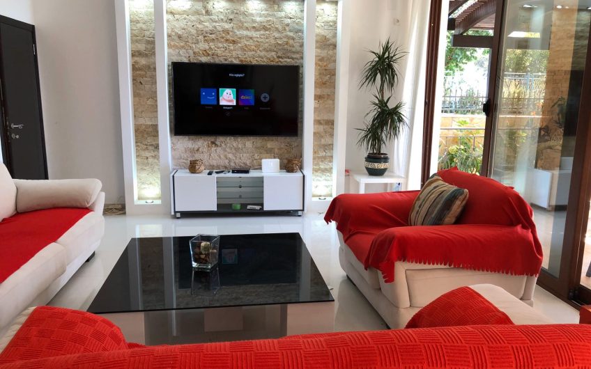 Three-storey villa near sea in Sutomore, 450 m²