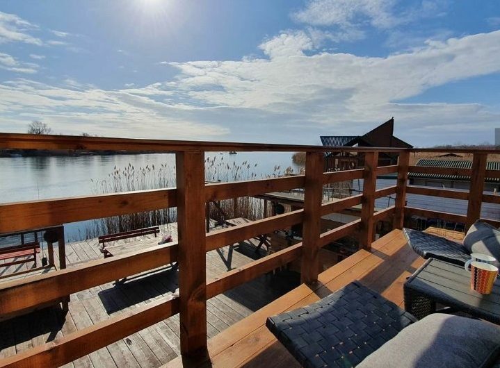 Wooden house with three separate apartments on riverbank in Ada Bojana, 115 m²