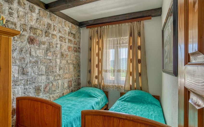 Two houses and appartment in Buljarica, 407 m²