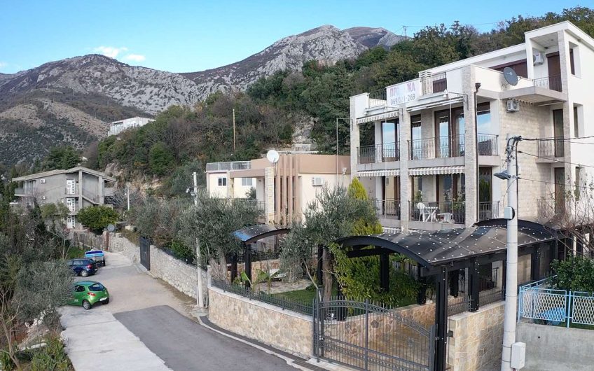 Three-storey villa near sea in Sutomore, 450 m²