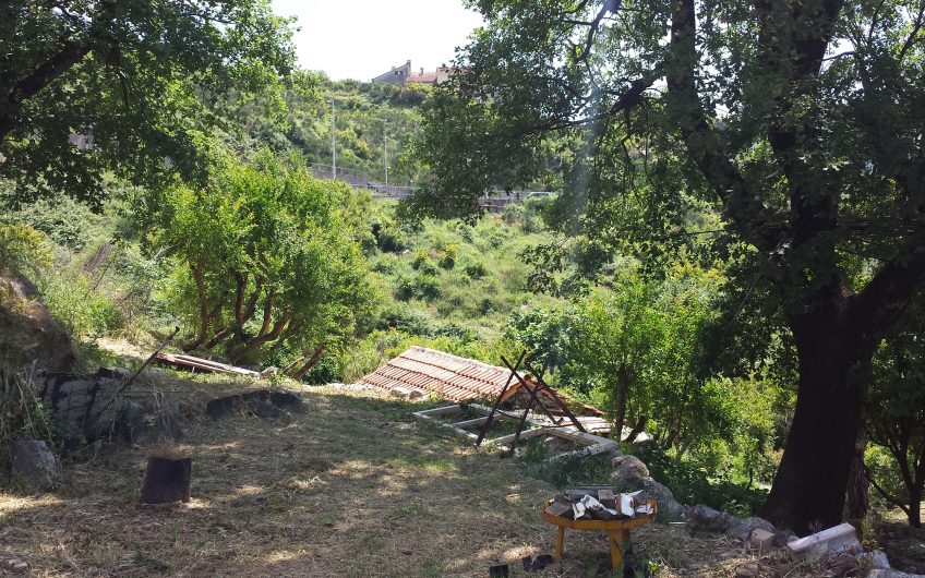 Estate with family house and huge plot in Dobrota, 120 m²
