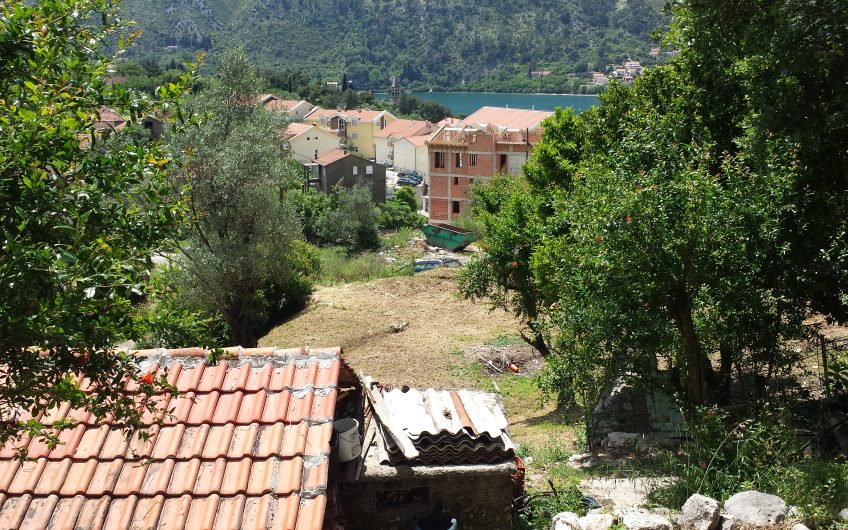 Estate with family house and huge plot in Dobrota, 120 m²