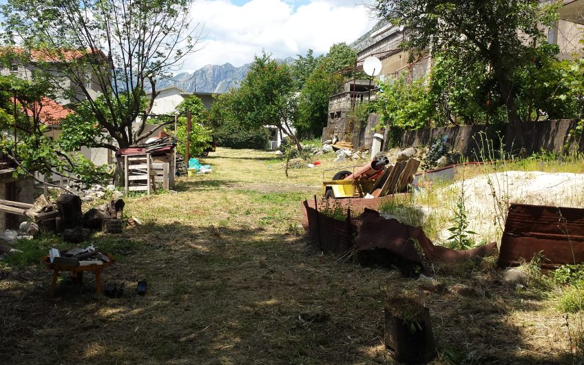 Estate with family house and huge plot in Dobrota, 120 m²