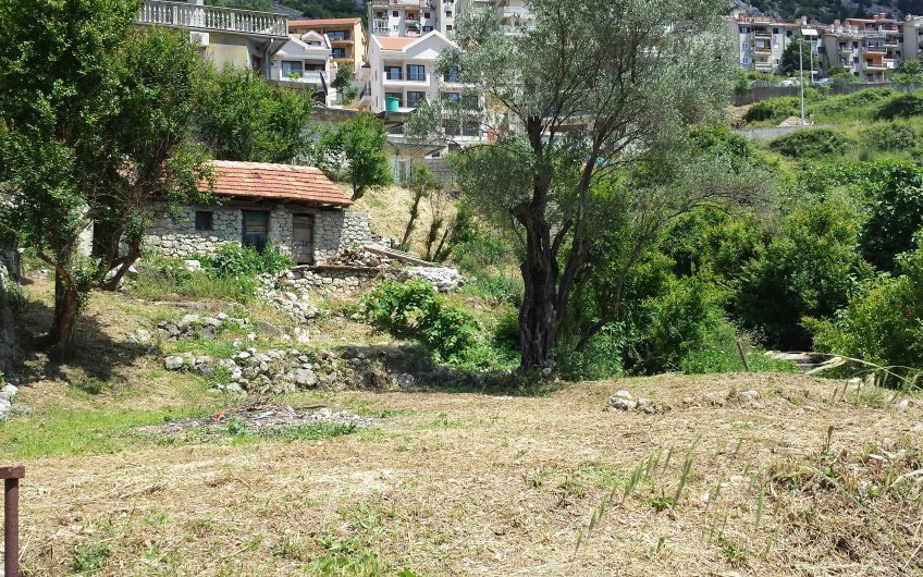 Estate with family house and huge plot in Dobrota, 120 m²