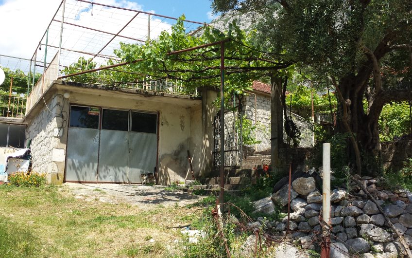 Estate with family house and huge plot in Dobrota, 120 m²