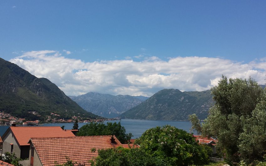 Estate with family house and huge plot in Dobrota, 120 m²