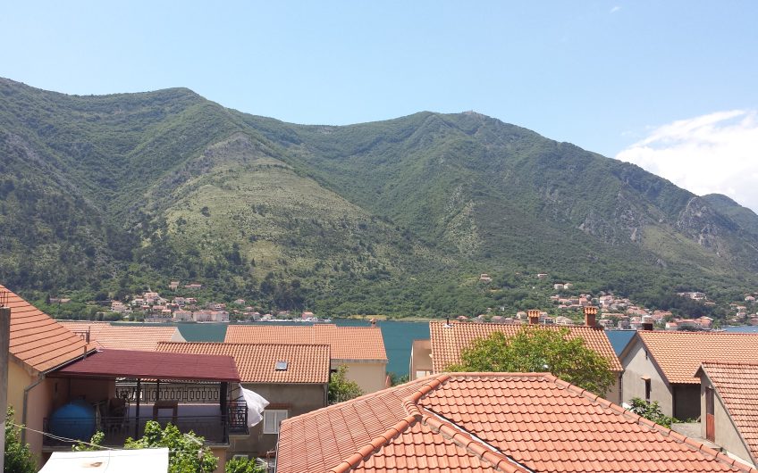 Estate with family house and huge plot in Dobrota, 120 m²