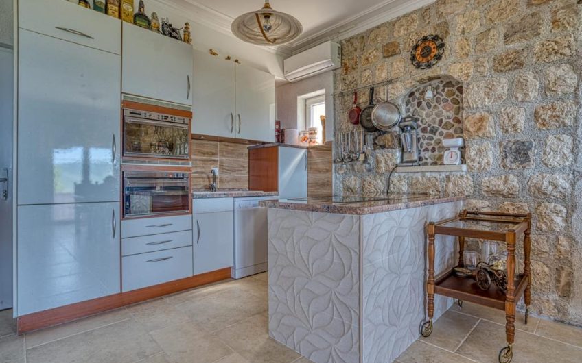 Two houses and appartment in Buljarica, 407 m²