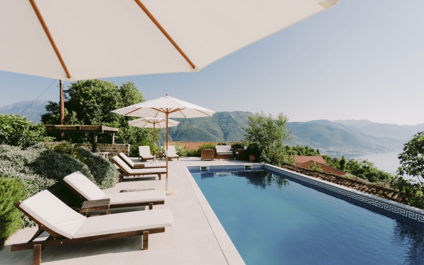 Villa with spectacular plot and seaview in Zabrđe, 247 m²