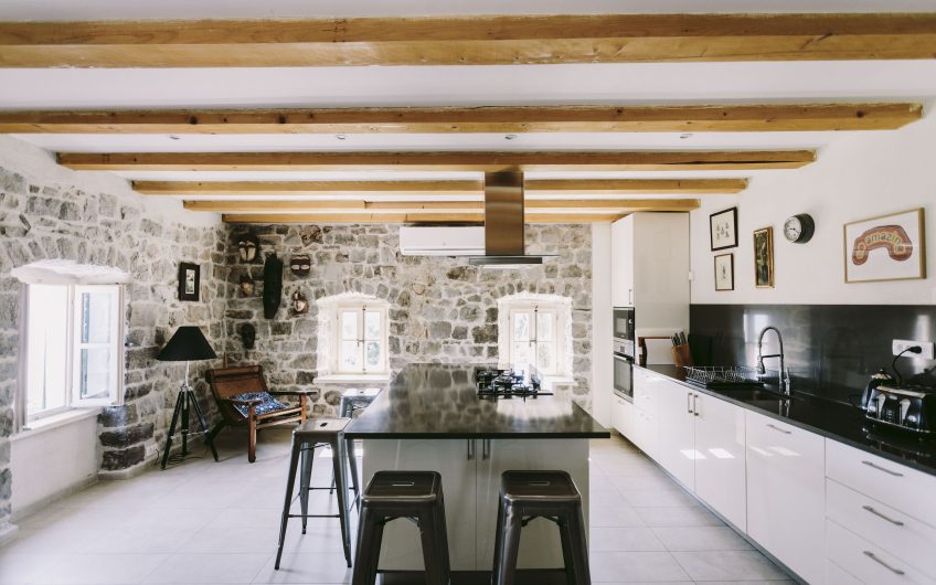Villa with spectacular plot and seaview in Zabrđe, 247 m²