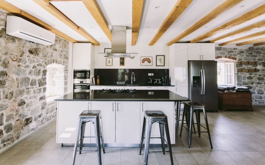 Villa with spectacular plot and seaview in Zabrđe, 247 m²