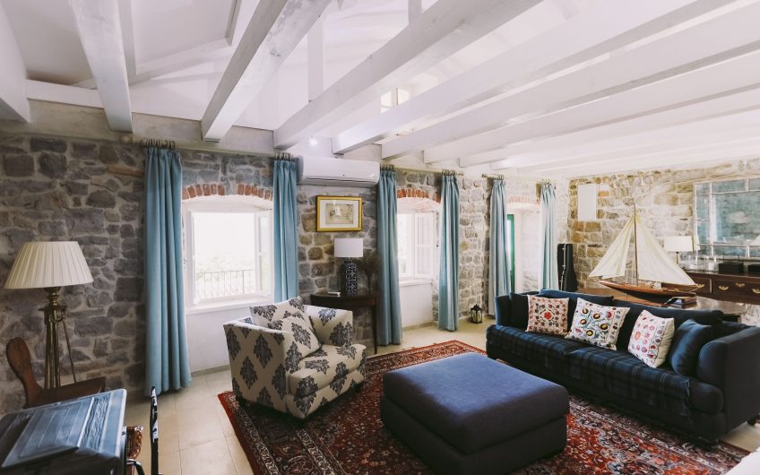 Villa with spectacular plot and seaview in Zabrđe, 247 m²