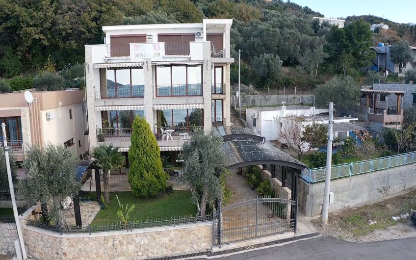Three-storey villa near sea in Sutomore, 450 m²