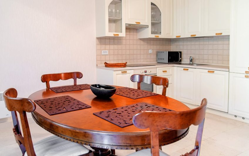 Two-storey house with pool in Lastva Grbaljska, 178 m²
