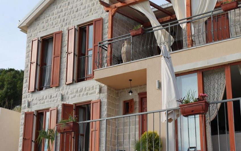 Two-storey villa with seaview and pool in Popovici, 220 m²