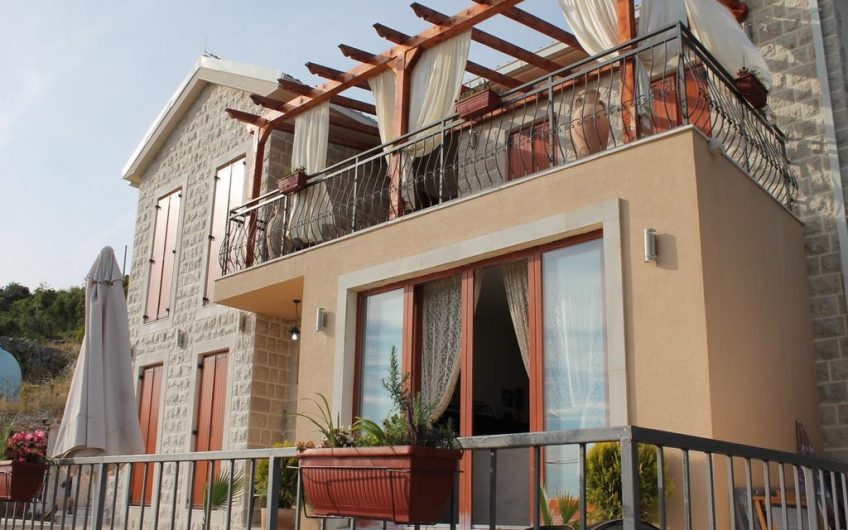 Two-storey villa with seaview and pool in Popovici, 220 m²