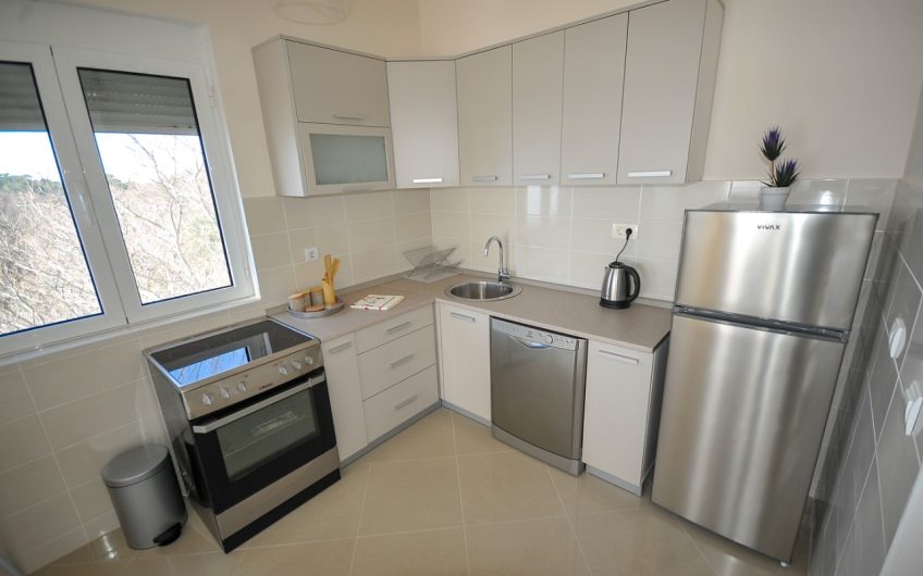 Two-storey house with seaview and pool in Šušanj, 220 m²