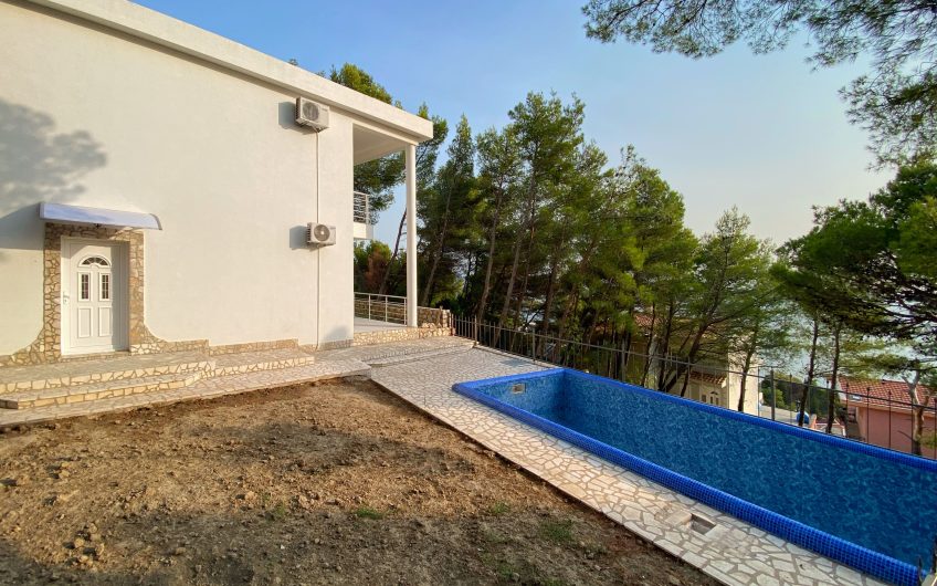 Two-storey villa with pool and seaview in Zeleni Pojas, 140 m²