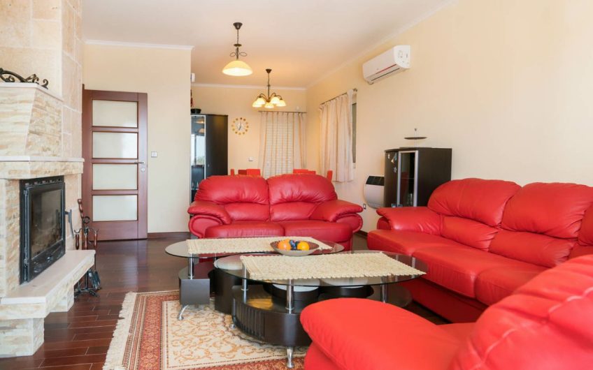 Two-storey house with sea view and pool in Šušanj, 200 m²