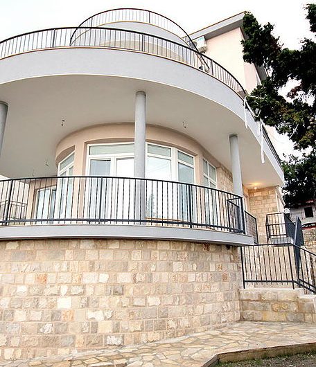 New three-storey family villa with seaview in Šušanj, 320 m²
