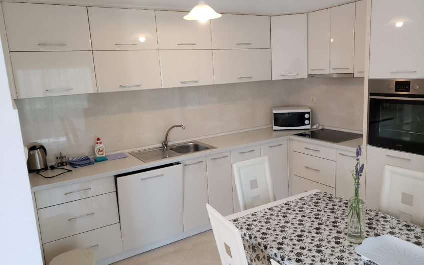 Luxurious three-room apartment by the sea in Donji Stoliv, 105 m²