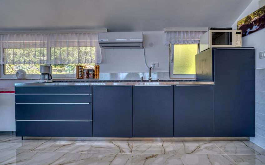 Two houses and appartment in Buljarica, 407 m²