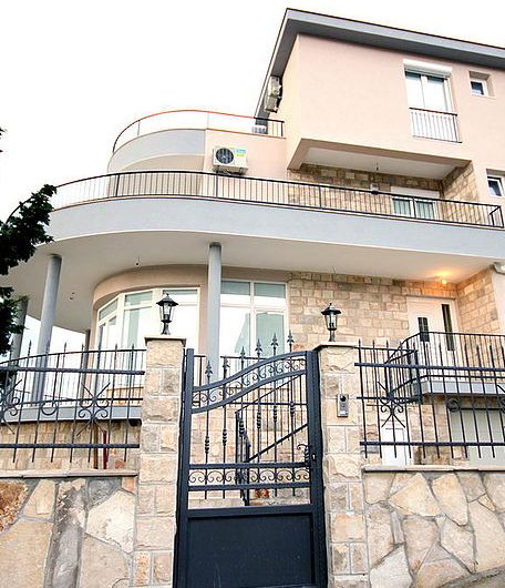 New three-storey family villa with seaview in Šušanj, 320 m²