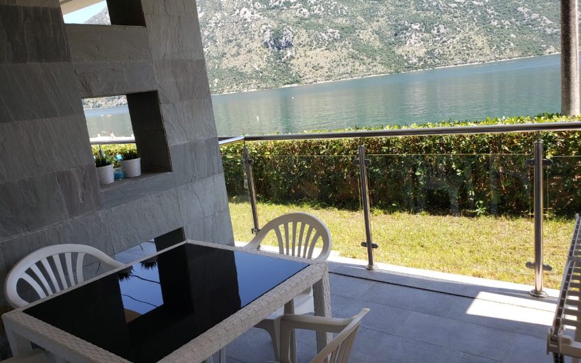 Luxurious three-room apartment by the sea in Donji Stoliv, 105 m²