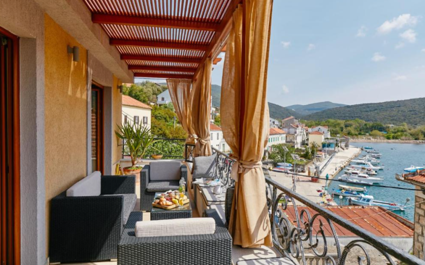 Luxury three-storey villa in Bigova, 266 m²