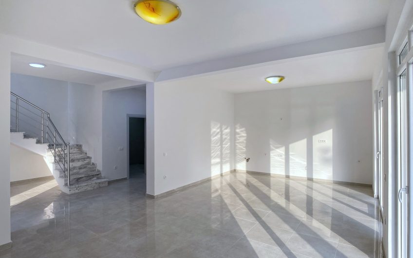 Two-storey villa with pool and seaview in Zeleni Pojas, 140 m²