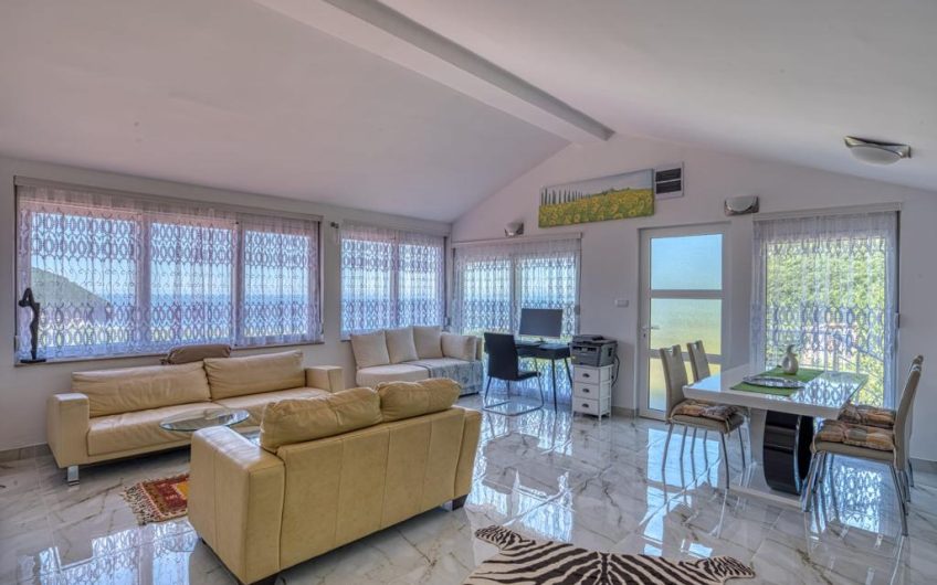 Two houses and appartment in Buljarica, 407 m²